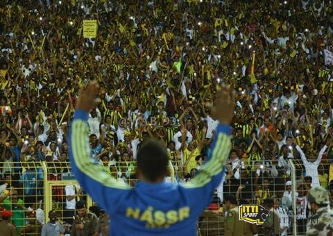 farisf9's tweet photo. استقبلوه وهو بقميص النصرلأنهم لم يعرفوا معه الإ النصر 
الأسطوره القوة العاشرة دستور الإتحاد ،، يستحق هذا الوفاء❤ #نور http://t.co/Om05EDaYxP