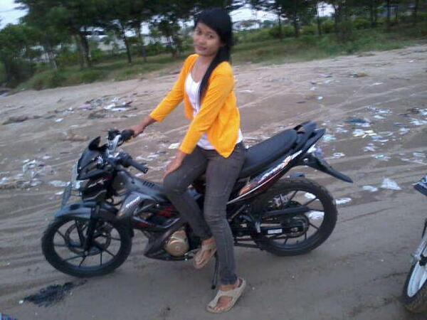 9Fad's tweet photo. Malming cumak lhat ,,, ftomw,,,, 

Merenung ,,,di negeri g!!!rann,,,,  :-) http://t.co/DaeXkxhNmo