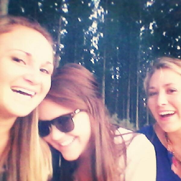 Kels_smith_08's tweet photo. #laughing #actionphoto #friendship http://t.co/swYZZ3ECPz