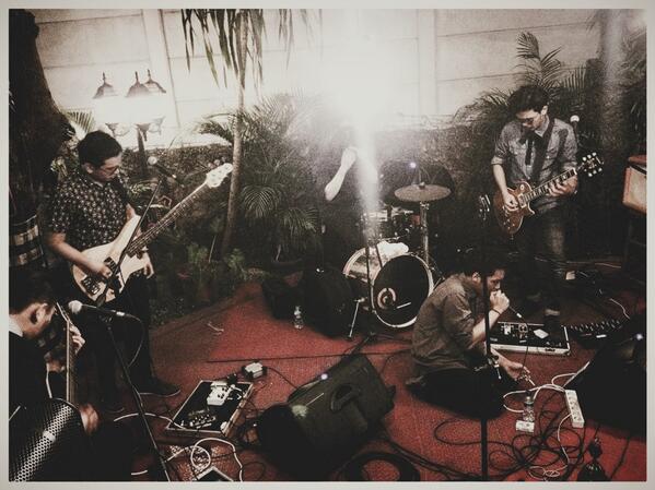 OlioevinoMusic's tweet photo. @sinceMF now perform at @CscafeJKT (Carburator Springs Cafe) http://t.co/BguTAOnooB