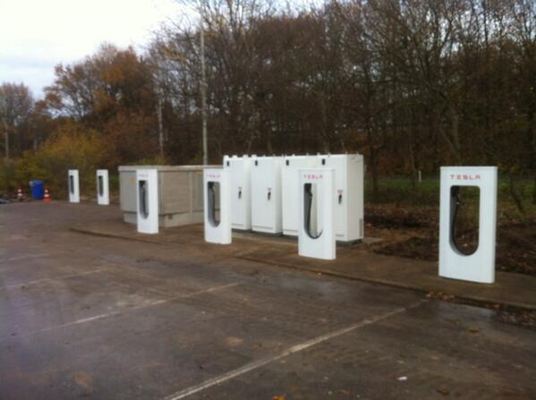 vincente's tweet photo. Deze week ga ik een filmpje maken over de 1e Nederlandse supercharger van @TeslaMotors Oosterhout (NB) . Bijna klaar! http://t.co/x4iVgN0k0E