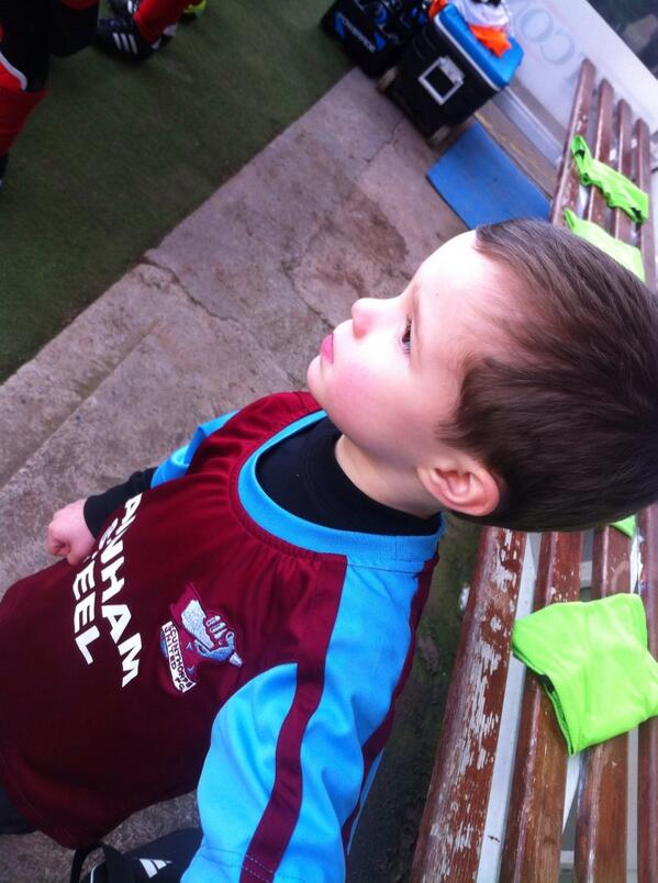 VMHolmes83's tweet image. William getting ready to hand the match ball out at today's game @SUFCOfficial @StoreAndy @LisaHolmes66