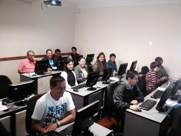 peter_chirinos's tweet image. Con mis alumnos del #BancodelComercio #Excel2007 @NewHorizonsPeru