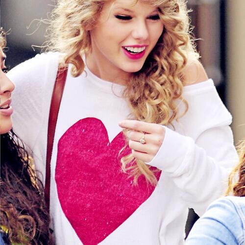 CapitolioLJDH's tweet photo. DELLY {Taylor Swift} @Delly_LJDH #Ocupada http://t.co/gzU4wBW0Ac