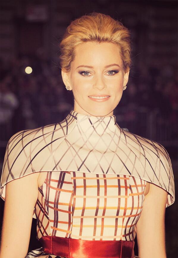 CapitolioLJDH's tweet photo. EFFIE TRINKET {Elizabeth Banks} @EffieTrinkLJDH #Ocupada http://t.co/2vHmgiXx8D