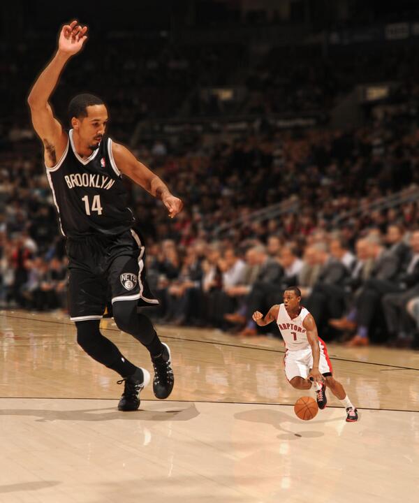 produnkhoops's tweet photo. Shrunken @Klow7 of the @Raptors is guarded by @ShaunLivingston of the @BrooklynNets http://t.co/6bw7smeVHA