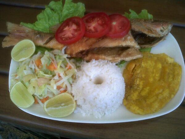 PoliIndeTura's tweet photo. Deleitando un rico Pargo frito en el restaurante del @HCordillera recomendado para la @GenteDeTura http://t.co/QhGZ8v5G6e