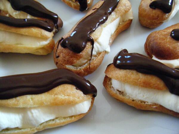 GfcJoe's tweet image. Look at this eclairs! Hot chocolate on the top with chilled cream filling! Irresistible isn't it?