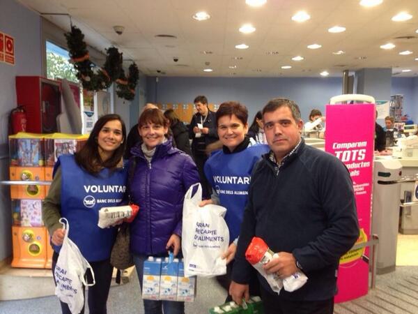Cori Fargas <a href="/JordiCerveraMa/">Jordi Cervera</a> i familia ajudant al banc d'aliments