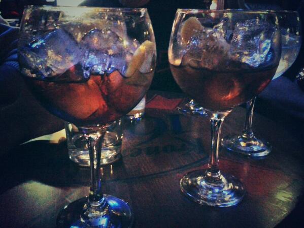 bln232's tweet photo. De celebracioooon @3Novales  happy birthdaaaaay!!!!!! http://t.co/bIsdybBVrb