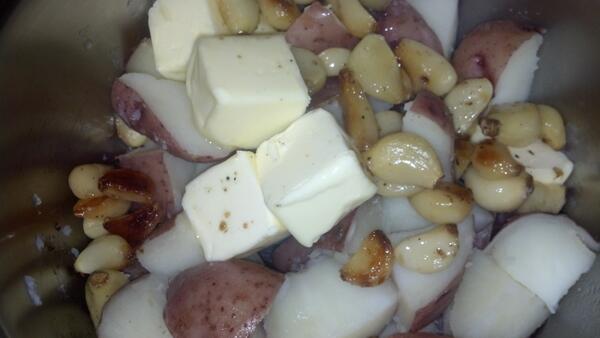 brooklynkitchen's tweet photo. How to make garlic mashed potatoes... http://t.co/i7IcDnQPK6