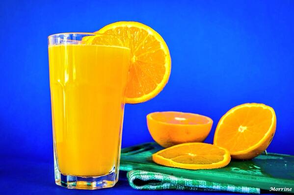 AmazingDrinks's tweet photo. Fresh orange juice in the morning. http://t.co/g5A3VaXebi