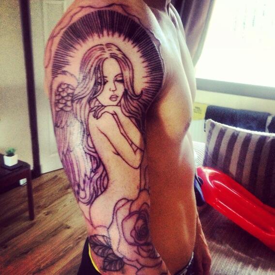 blaney_88's tweet photo. New tatt #angel #hussy #rose #eaglesdare http://t.co/8Jcsda4sG2