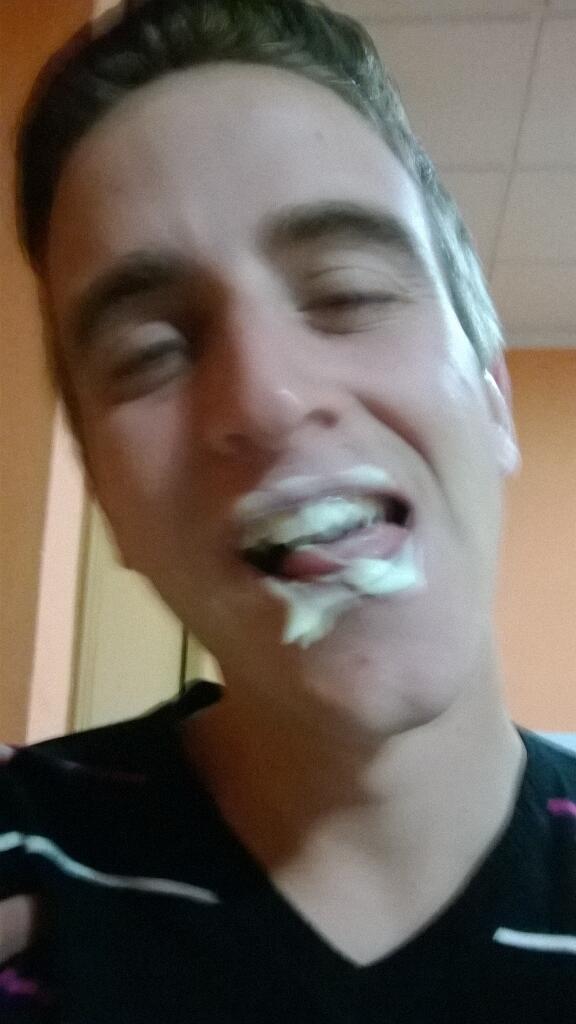 carlossaezperal's tweet photo. Oleeeoleeeee mi pekiiiiiiii jajajajajajajajaja @Ricarttt http://t.co/V7No4y8x7v