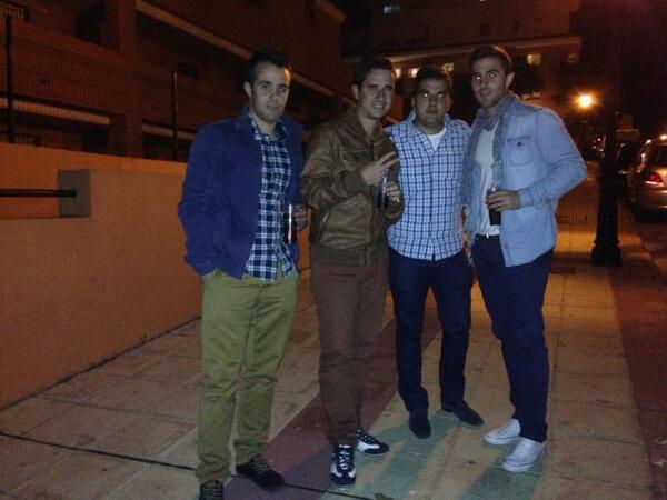 antoniomanilva's tweet photo. Empezando la noche @joni_javier @davilitooo7 #chato #puertoestepona http://t.co/G95jPSloVu