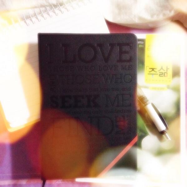 eleshj's tweet image. 12월이 되었고..
새 다이어리를 쓸 때가 되었다!! ^-^
오랜만에 쓰는.. 거의 몇년만에 쓰는 다이어리에 괜히 설레고 신난다~ ㅋ