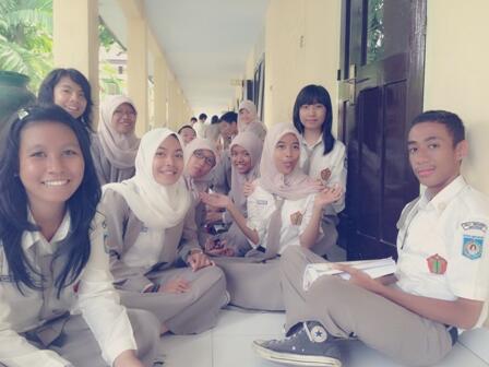 Kgn ngegembel depan kelas=))