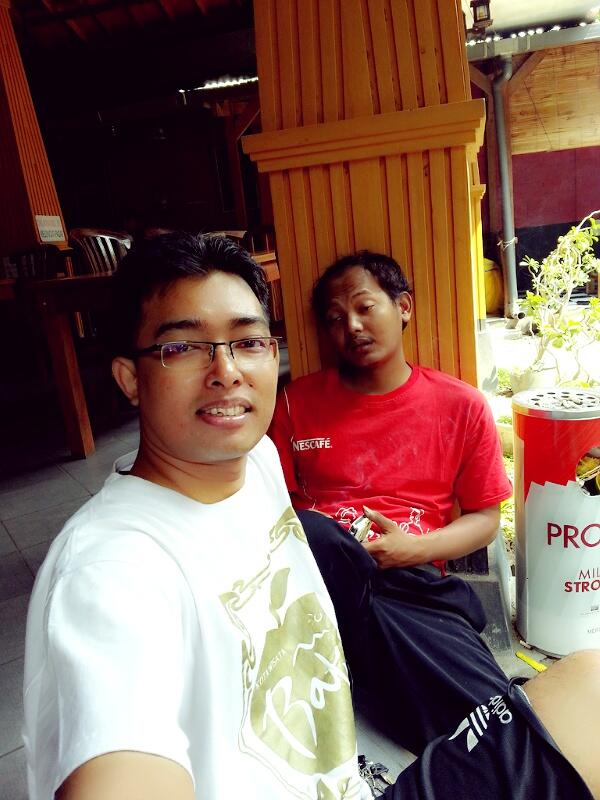 rean_aja's tweet photo. abgtua kerasukan leak... at warung ayam betutu khas bali  via #Camera360# http://t.co/4IACHzl9Cb