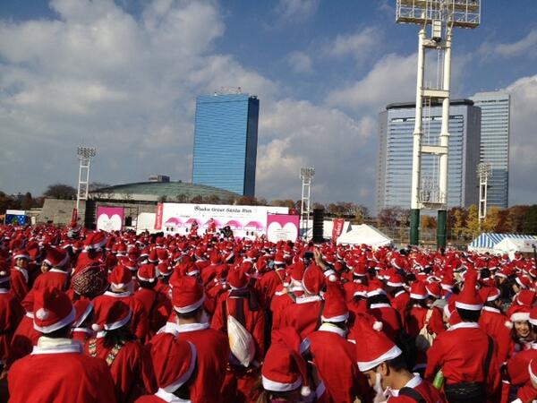 6000人のサンタが、大阪城公園に結集。 #OsakaGreatSantaRun