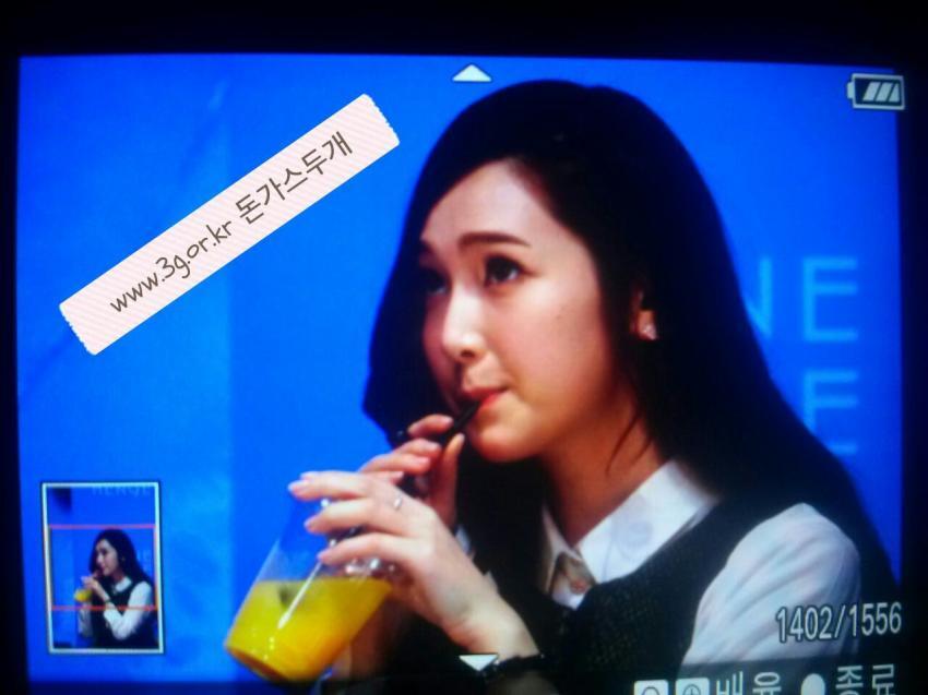 [PIC][01-12-2013]Jessica xuất hiện tại buổi fansign thứ 2 cho thương hiệu "STONEHENgE" vào trưa nay BaY3zAyCIAAJ0Qe