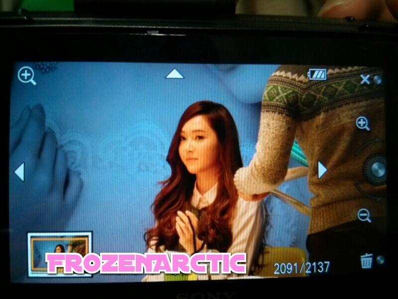 [PIC][01-12-2013]Jessica xuất hiện tại buổi fansign thứ 2 cho thương hiệu "STONEHENgE" vào trưa nay BaY58eVCYAAGtj0