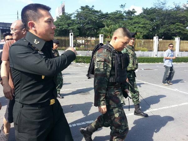 Nantnaphat_R's tweet photo. พ.อ.ทรงวิทย์ หนุนภักดี ผบ.กรมทหารราบที่11รอ.นำทหารเข้าไปรับนักศึกษาใน ม.รามคำแหง #ไทยรัฐ #ม็อบการเมือง http://t.co/eTq01YqEZr