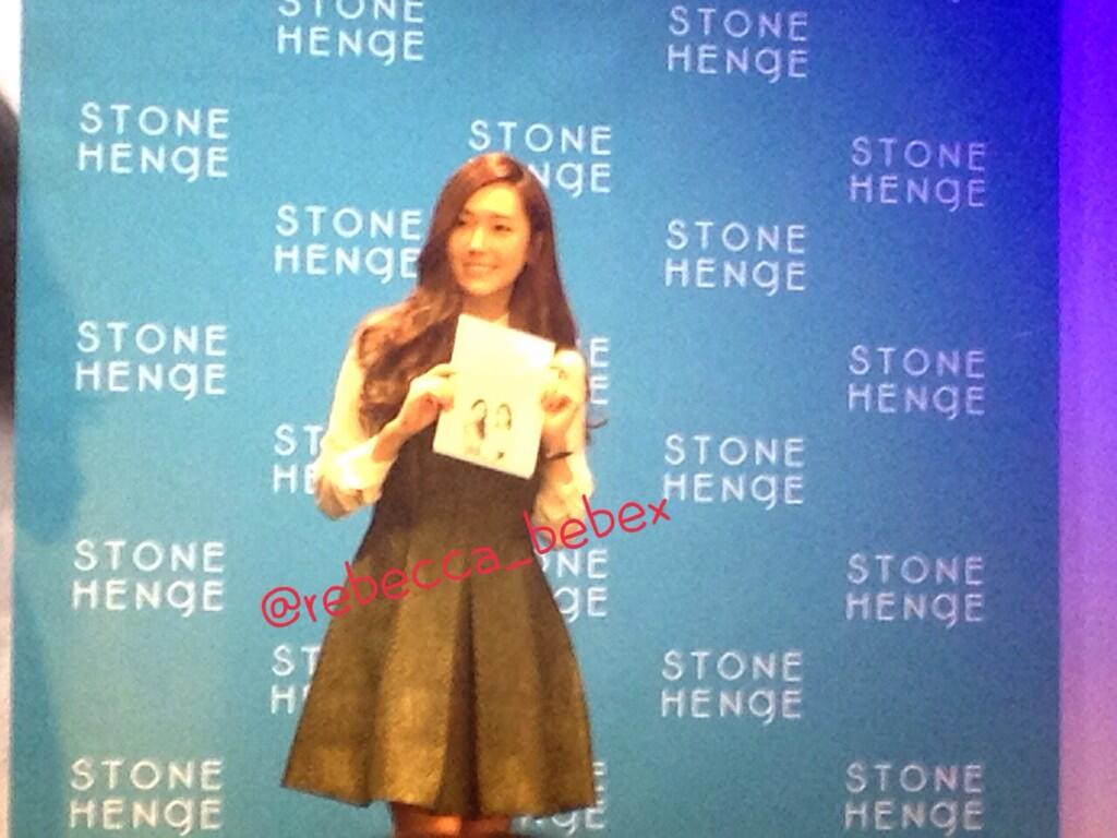 [PIC][01-12-2013]Jessica xuất hiện tại buổi fansign thứ 2 cho thương hiệu "STONEHENgE" vào trưa nay BaYoXrbCQAABkyl