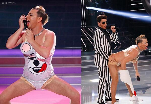TuiterHits's tweet photo. Después de ver a Arturo Valls y Xuso Jones imitando la actuación de Miley Cyrus en los VMA, ya puedo morir tranquilo. http://t.co/CPuZyATXid