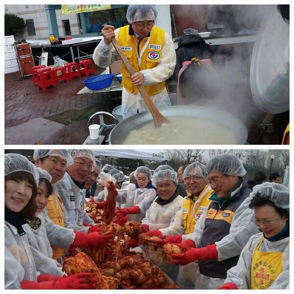 ppj4gj's tweet photo. 적십자사 광주지부 봉사 회원으로 KB국민은행과 사랑의 김장 나눔행사에 참석했습니다. 옷에는 빨간 양념으로 범벅이고 허리도 아팠지만 맛있게 드시는 모습을 보고, 보람이란 이루 말할 수 없는 행복 그 자체였습니다. http://t.co/m5xeMx8Rra