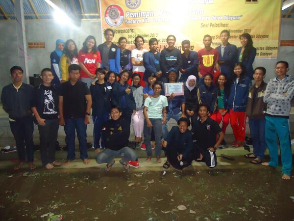 davidstmpl's tweet image. RT "@AyuSuwitri: @pmuUNUD w/ kk pande @anak_alam #Taro #beforedecember Nov'30, 2013 #sesikarantina http://t.co/s9GZGFnUph"