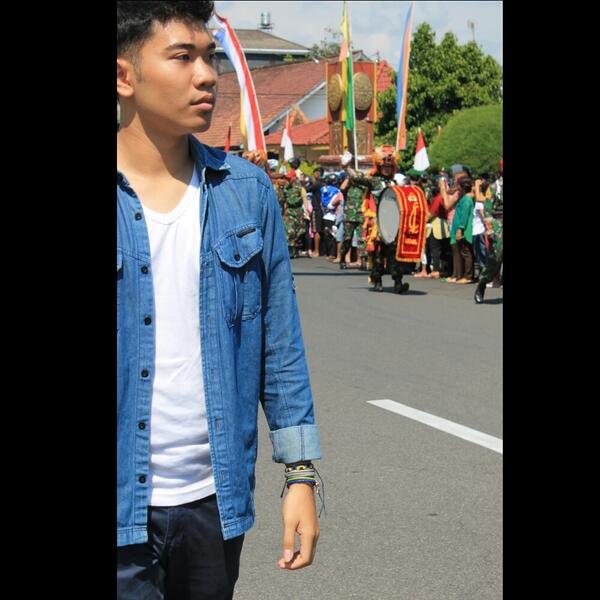 arisebastian_'s tweet image. Candid of the day. Ini didepan kantor kabupaten Temanggung. Itu ada tugu adipura. #visitjateng2013