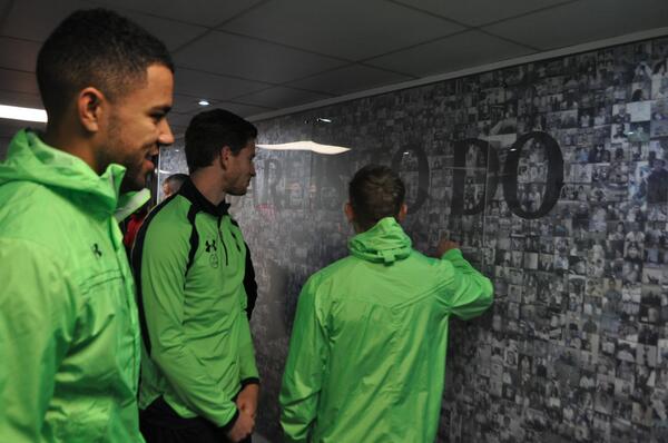 SpursOfficial's tweet photo. Before the warm-up, @Jan_Vertonghen @LewisHoltby & @Jordan_Archer take a look at the #CallingAllSpurs wall #THFC http://t.co/TgStY2Mzxj