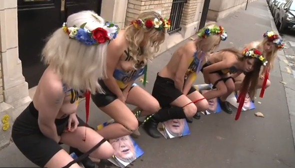 letagparfait's tweet photo. #uro RT @afpfr: Vidéo - A Paris, les Femen urinent sur des photos du président ukrainien http://t.co/79tVzodevl #AFP http://t.co/ul8voTHcju