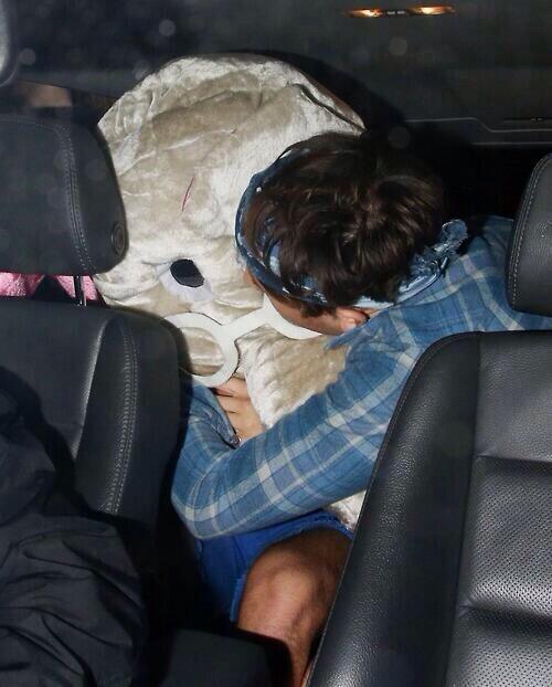 Harry y Grimmy ayer saliendo de la fiesta en Londres #4