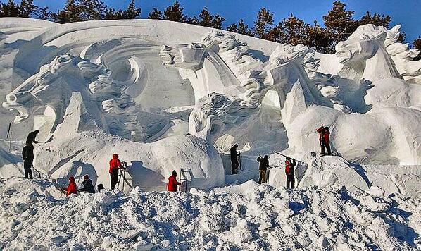 TweetSmarter's tweet photo. Amazing Snow Sculpture! http://t.co/a0BBGquXS3 http://t.co/HWlRyVeLEg r/t
