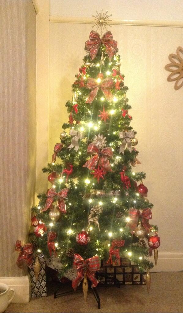 handmadenat's tweet image. @vouchercodesuk Day 8 of #VCAdvent 

Finally finished decorating my tree🎄now with presents under it!