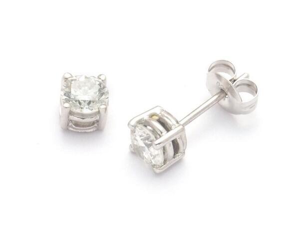 MrNickBick's tweet photo. COMPETITION: RT &amp; Follow &amp; Account @_OnlyWayIsEssex to be entered to win Diamond Studs worth £350!! Ends 10pm 💎💎💎 http://t.co/pBQH8XzLjd