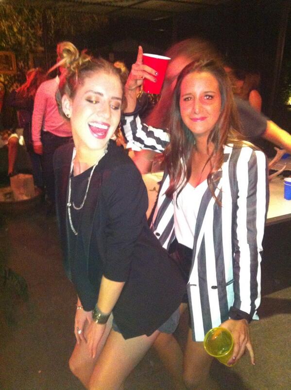 Miley Cirus twerking on Robin Thicke @Lolabraniff @ana_regaladoo