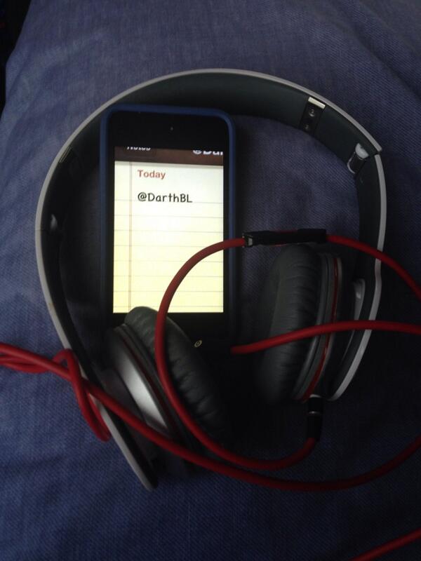br0BL's tweet image. Beats by Dr Dre Giveaway!! RT TO ENTER 100 RTS THEN ILL ANNOUNCE THE WINNER!!