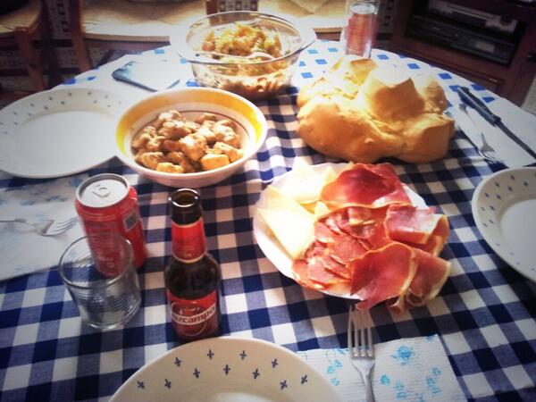 12345_mar's tweet photo. Almorzando con @Davinia_8 y @adrianYnena ....umm que rico http://t.co/Pb58P18OPE