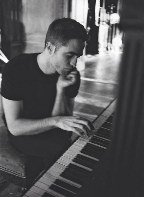 RobsessedID's tweet photo. Black and White Rob #15 http://t.co/535u6vVe4F