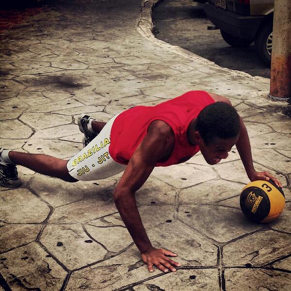 yurimjj's tweet photo. Preparação física na chuva! http://t.co/Ag3Mvw8wsB