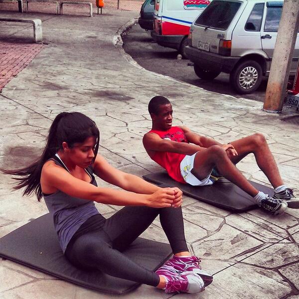 yurimjj's tweet photo. Preparação física na chuva! http://t.co/uT2rrZr32R