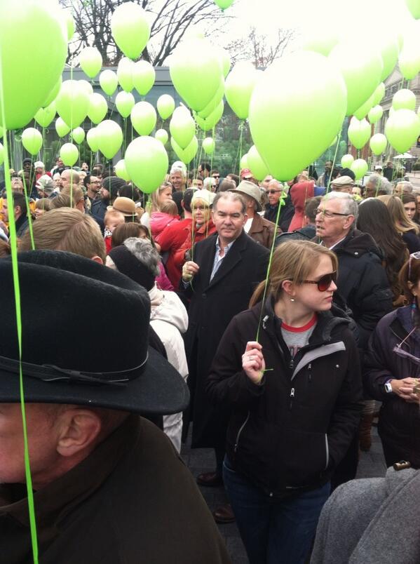 LMARuffian's tweet photo. @webelieveincincy Getting organized.  Looking good.  Great turnout so far. #linetheline #cincystreetcar http://t.co/49VilaZphy