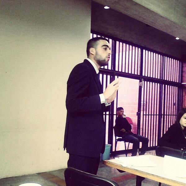 munucba_ucab's tweet photo. Delegado de anmistia internacional en su participacion en la OEA #munucba #unimet http://t.co/1T6VFfoFkT