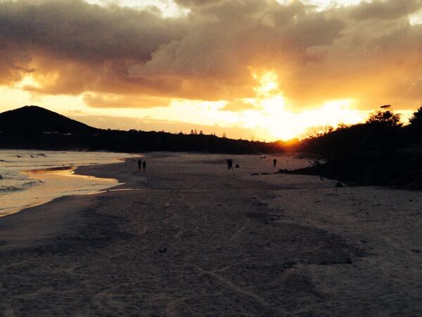 Arts_Factory's tweet photo. beautiful picture! RT @8BallPete: Sunrise at Byron Bay #nobettertimeofday http://t.co/GGCzdHideL