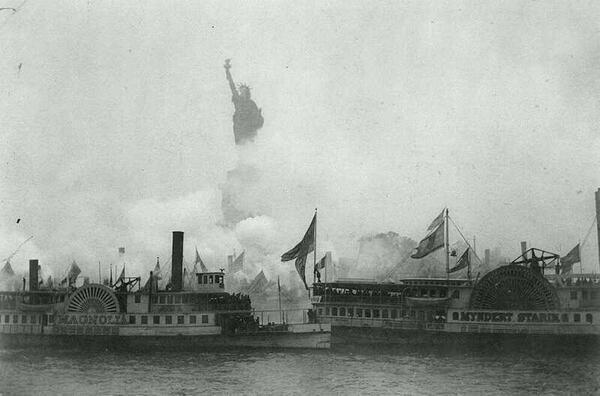 historiaexfacil's tweet photo. Inauguración de la Estatua de la Libertad en New York Harbor (1886) http://t.co/26PIfuLhwZ http://t.co/w9ot8UUUhg