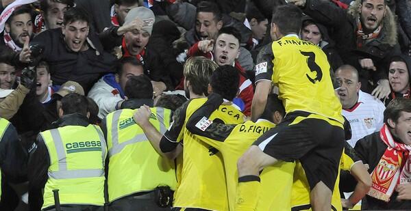 actsevillista's tweet photo. Celebración del gol de @kevingameiro9 que nos dio la victoria junto a la afición #FotosGranadaSFCactsevillista http://t.co/RqSIvDMbr9