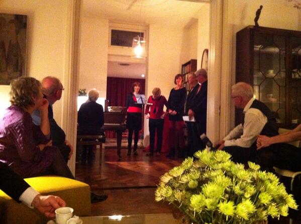 Kathelijn78's tweet photo. Impressie van huiskamerconcert Franse avond met zangleerlingen van @LokaalZes http://t.co/XsjOkMOQJ5