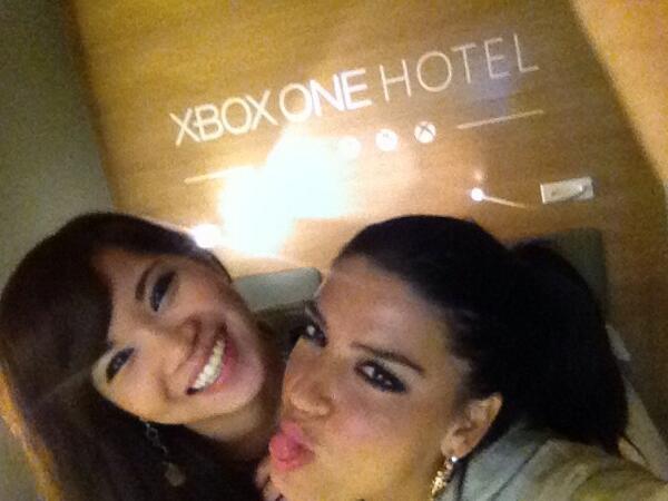 CaroleQuintaine's tweet photo. Soirée sous le signe de la XBox One avec ma @kayaneFR.... Surprise ;) 😘 http://t.co/QgFXnge6kb